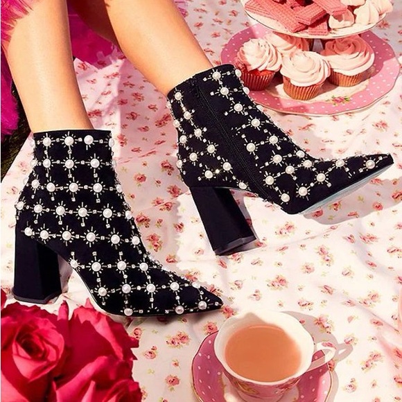 ♡ 𝖡𝖾𝗍𝗌𝖾𝗒 𝖩𝗈𝗁𝗇𝗌𝗈𝗇 ♡ 𝖲𝖡 𝖹𝗈𝗂𝖾 𝖯𝖾𝖺𝗋𝗅 𝖡𝗈𝗈𝗍𝗂𝖾𝗌 - Picture 2 of 3